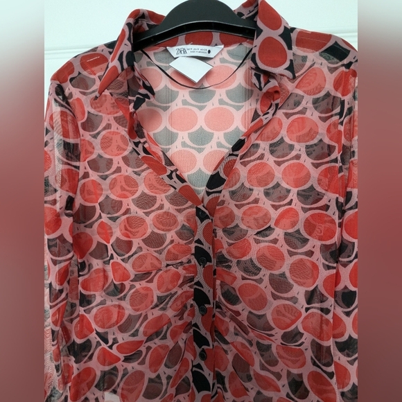 🔷ZARA - Red & Black Rushed Mesh/Sheer Button-Down Blouse - Picture 3 of 10